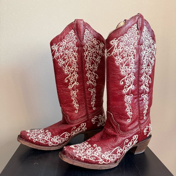 NWOT Corral Rioja Red Embroidered Western Boots. Leathered Heeled Statement